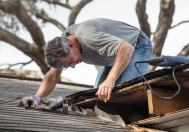 Pracownik podczas konserwacji dachu
